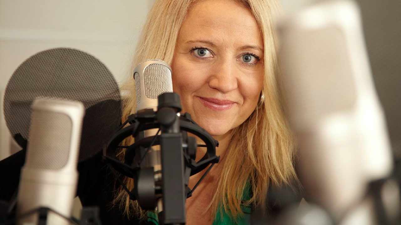 Klara Zimmergren i radiostudion