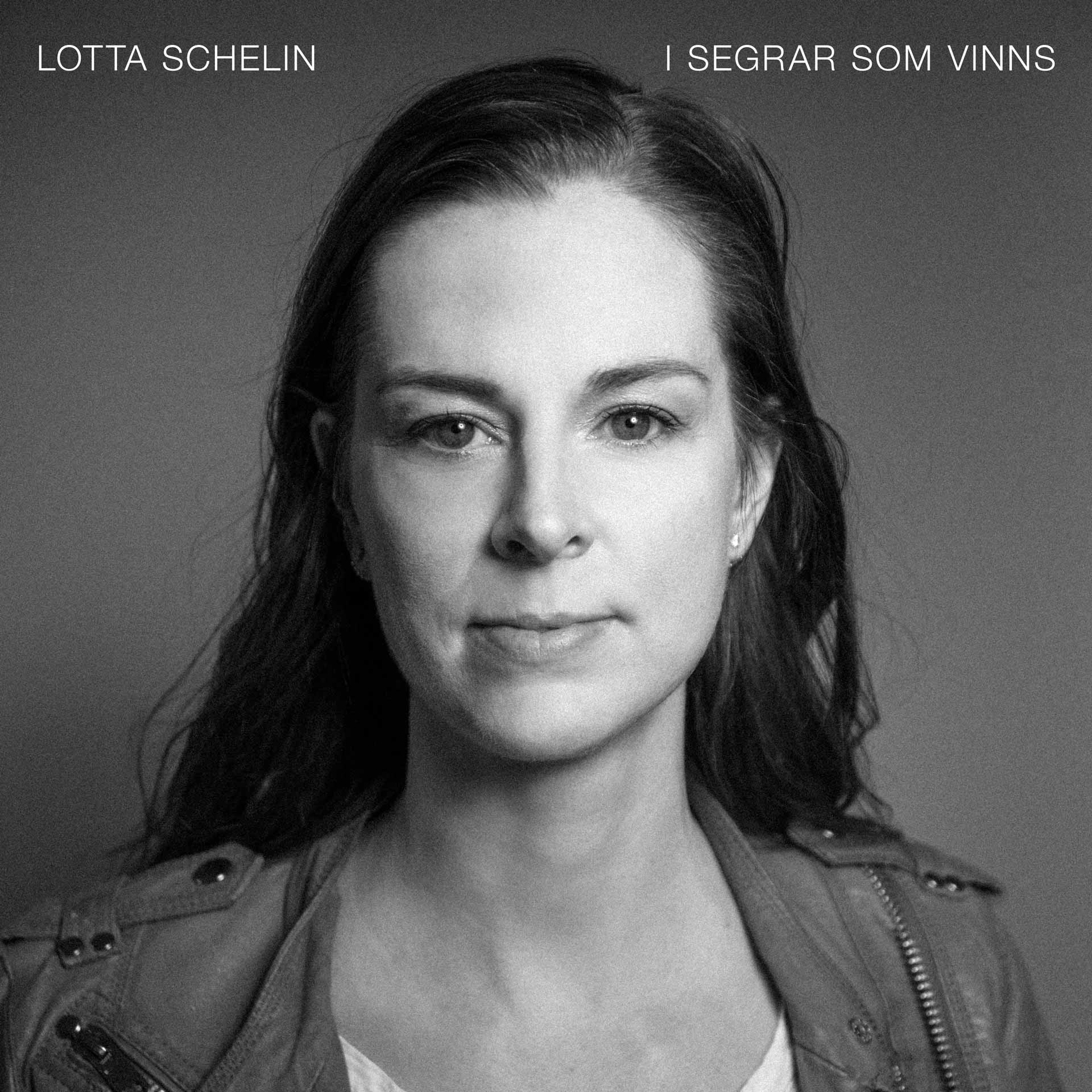 Singelomslag: svartvitt porträtt av Lotta Schelin med texten : I segrar som vinns. Foto: Elisabeth Olson
